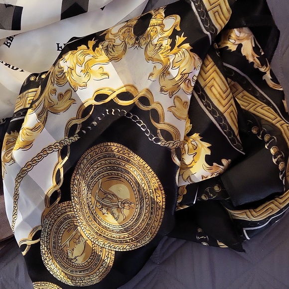 Elegant Women's Patterned Scarves Set - Picture 5 of 8